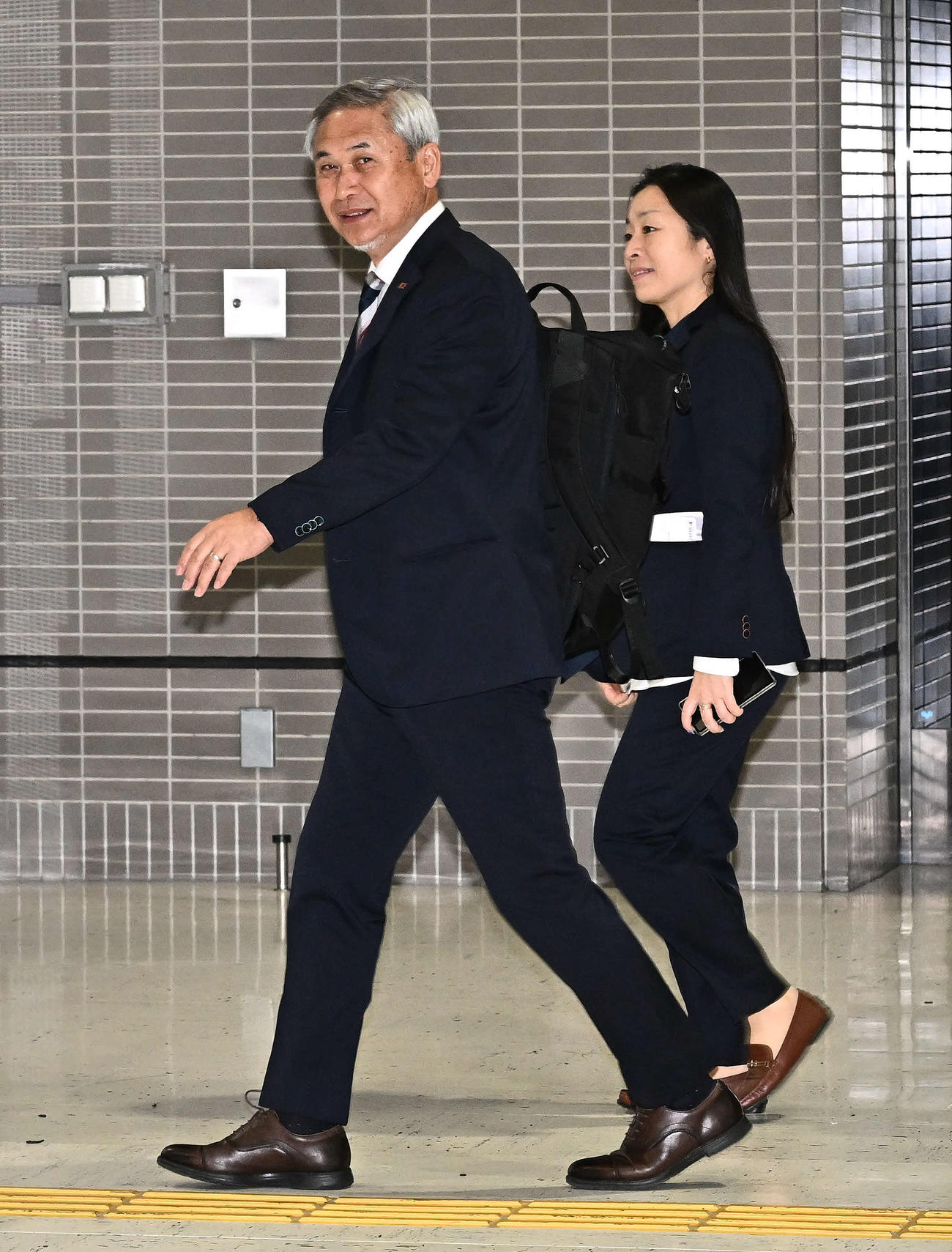 成田空港からサウジアラビアのジッダへ出発する佐々木女子委員長（左）（撮影・滝沢徹郎）