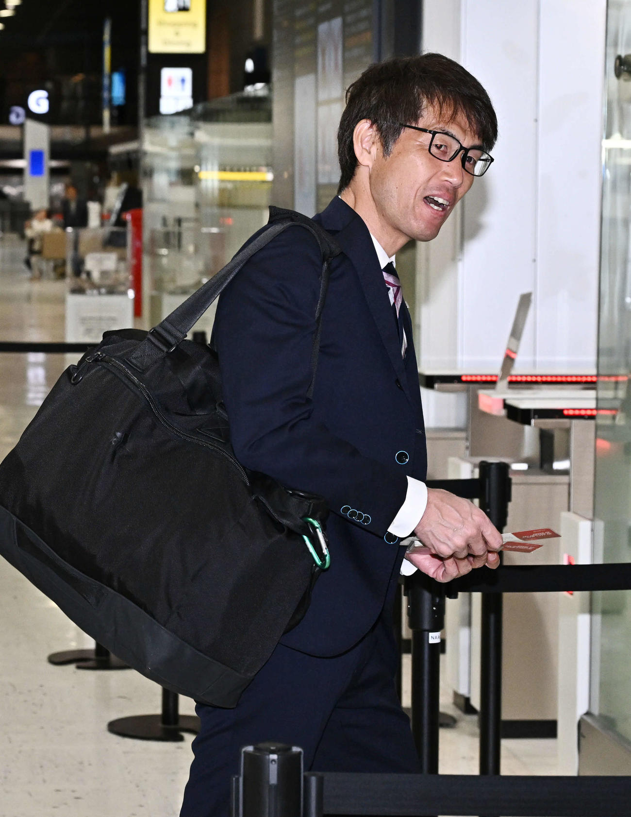 成田空港からサウジアラビアのジッダへ出発するなでしこジャパン池田監督は、サポーターの声援に応じる（撮影・滝沢徹郎）