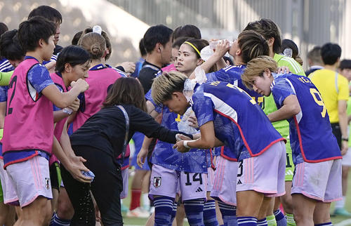 前半、給水する女子日本代表(共同)