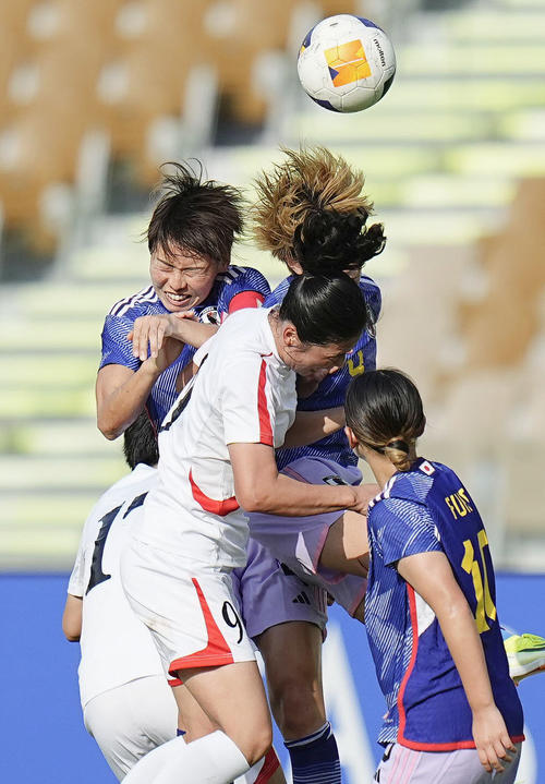 日本-北朝鮮 前半、競り合う熊谷(左上)(共同)