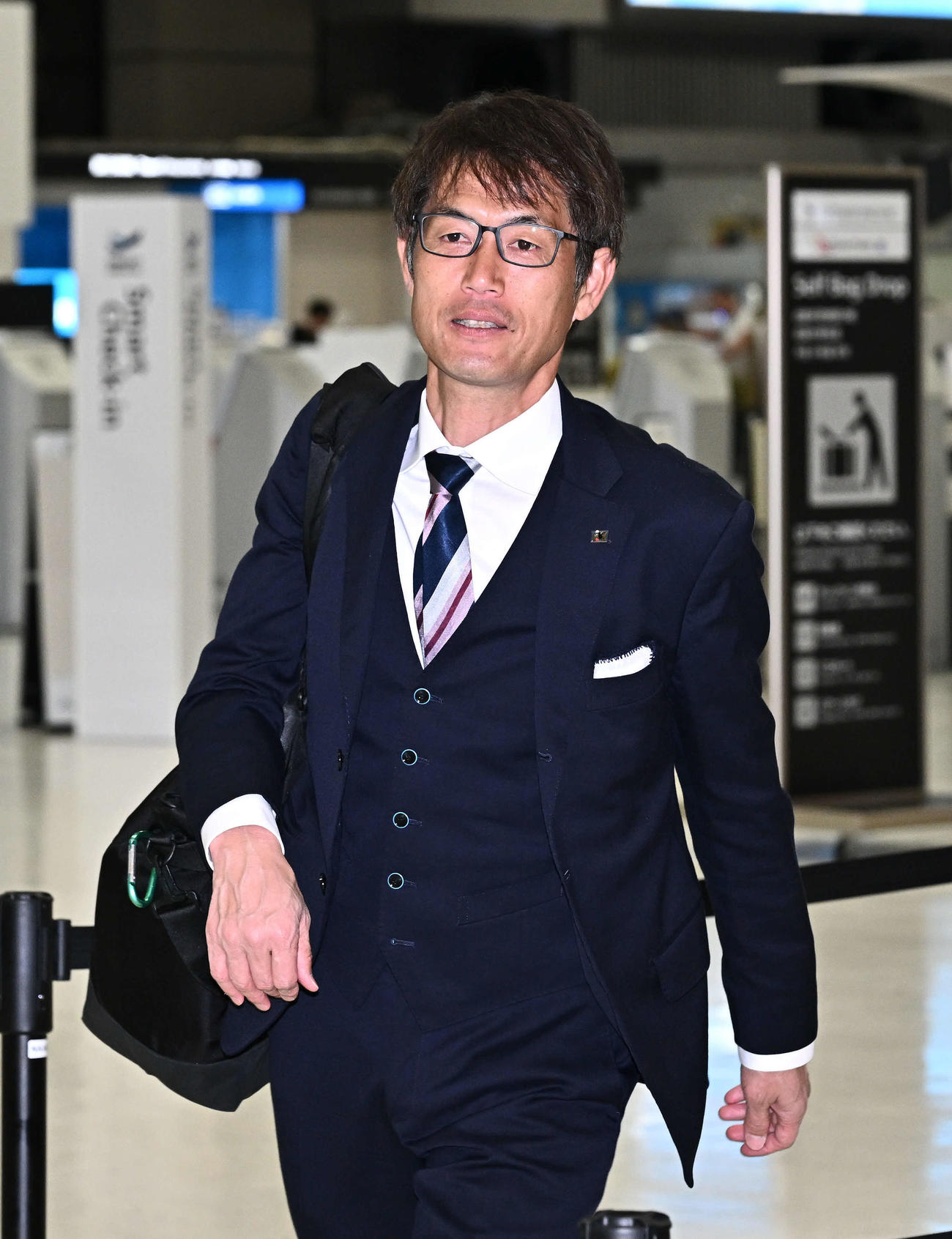 成田空港からサウジアラビアのジッダへ出発する、なでしこジャパン池田監督（2024年2月20日撮影）