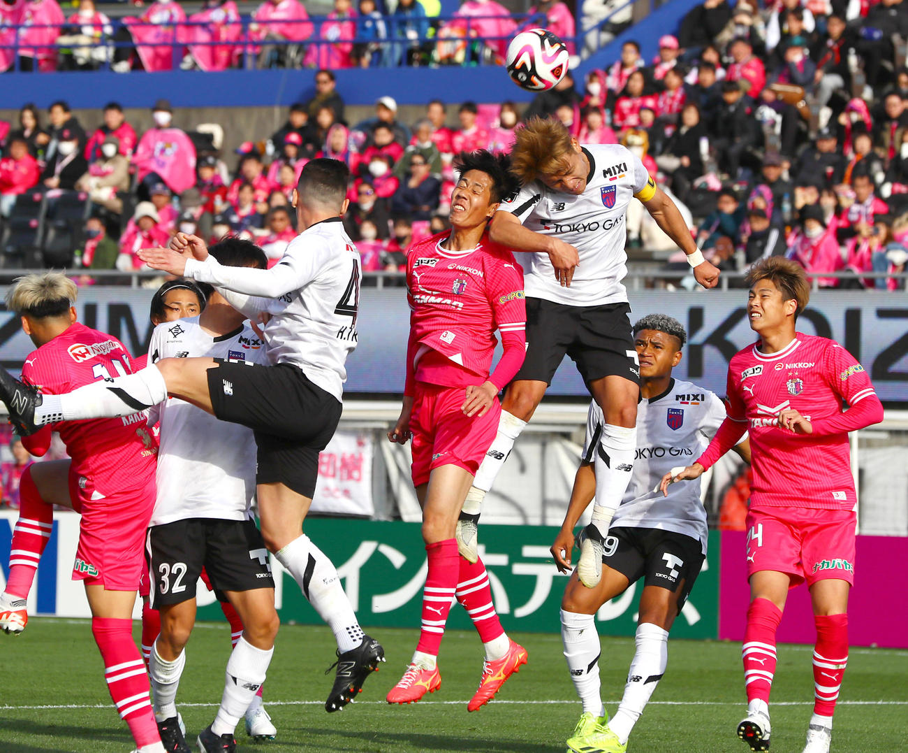 C大阪対東京　前半、ゴール前で競り合う東京松木（右から3人目）とC大阪田中（撮影・上山淳一）