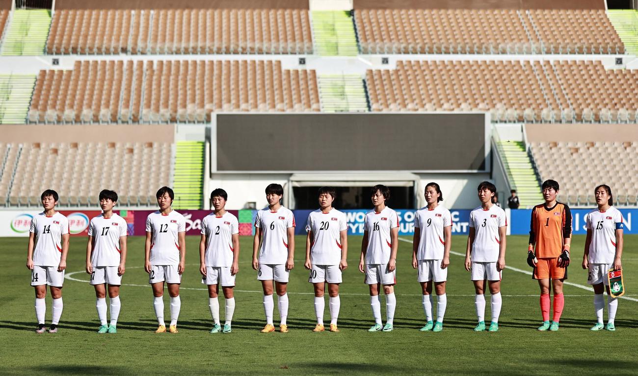 試合前に国歌斉唱する、北朝鮮の選手たち（ロイター）