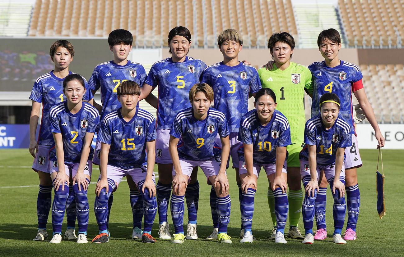 北朝鮮戦に臨む女子日本代表。（前列左から）清水、藤野、植木、長野、長谷川、（後列左から）田中美、古賀、高橋、南、GK山下、熊谷（共同）