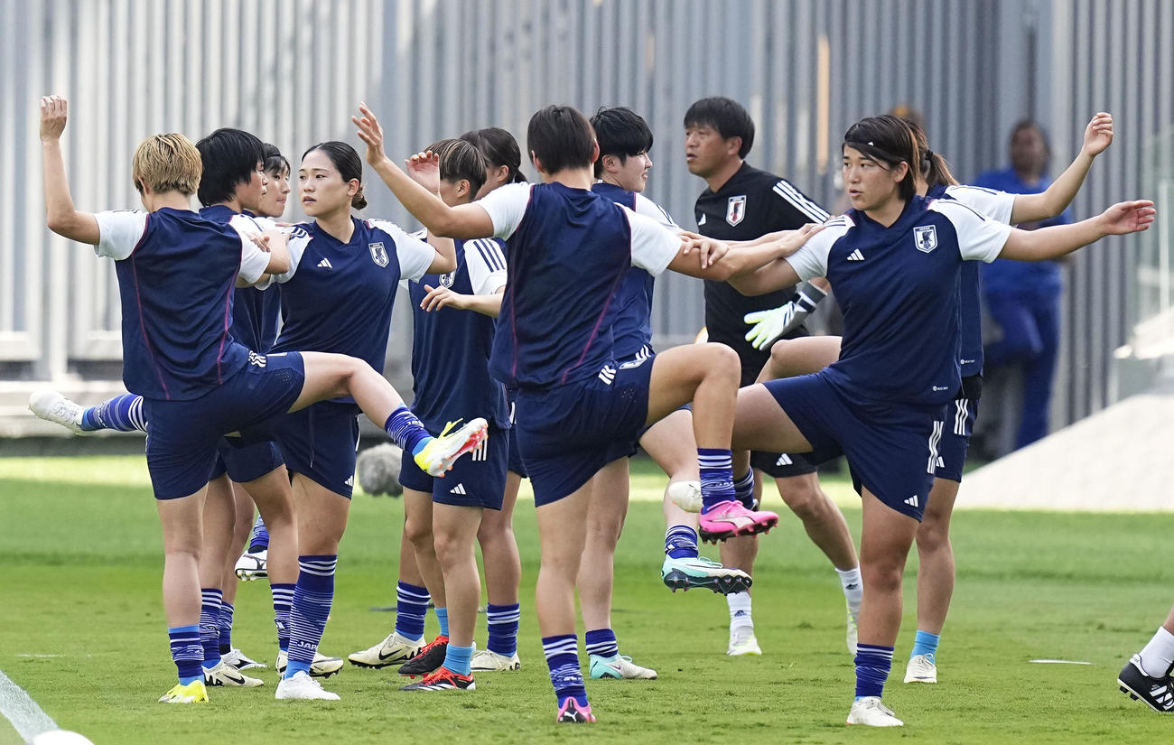 北朝鮮戦を前に、ウオーミングアップする女子日本代表（共同）