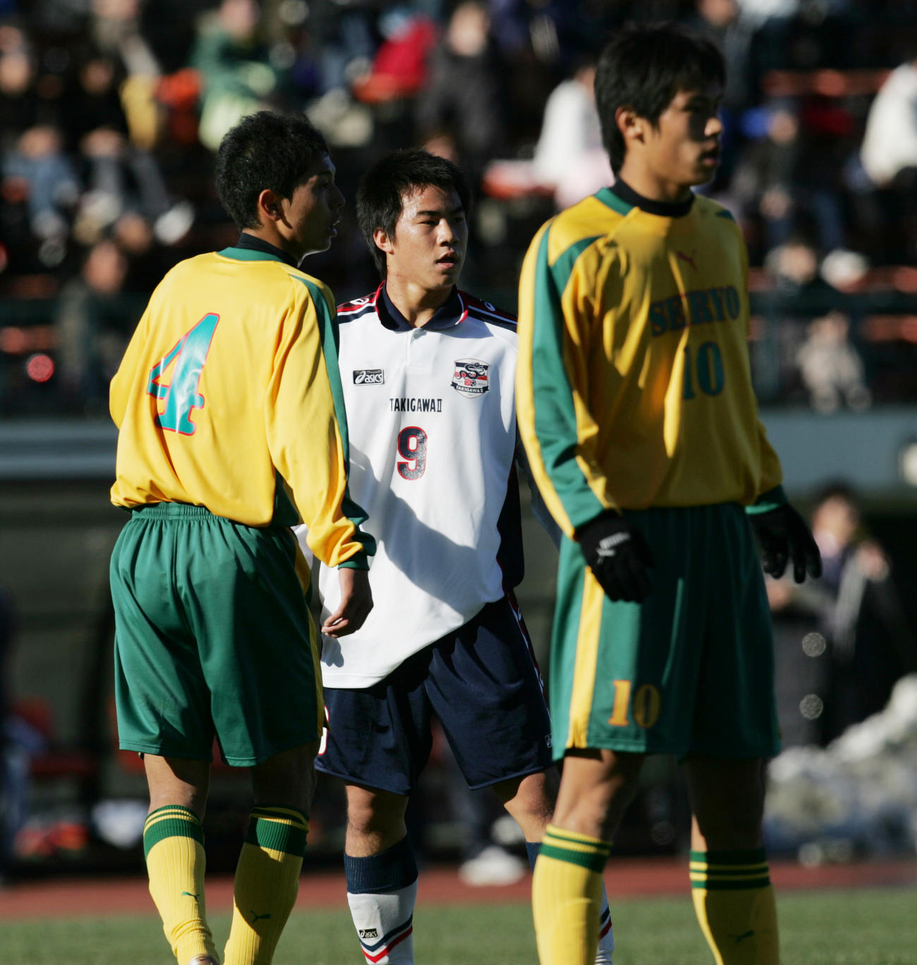 全国高校サッカー選手権で星稜MF本田圭佑（手前右）と滝川二FW岡崎慎司が同じピッチに立つ（2005年1月2日）