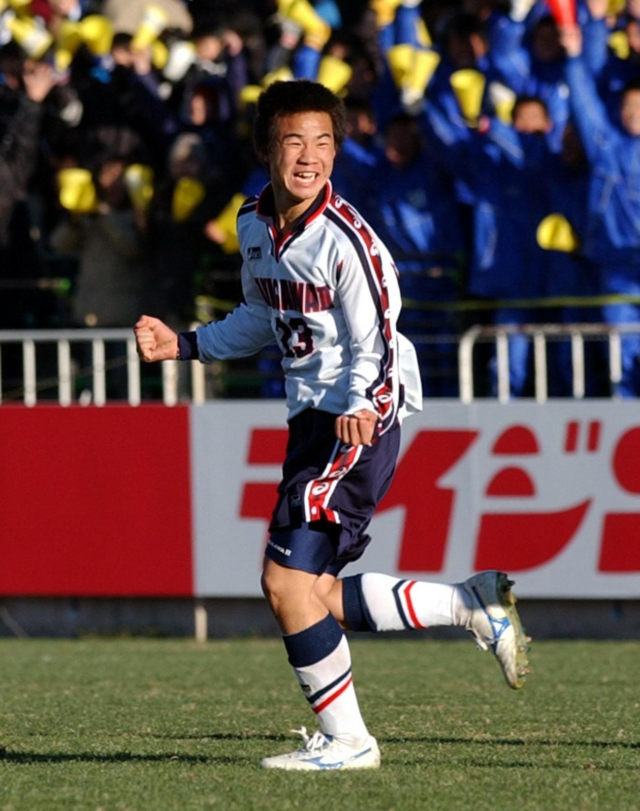 全国高校サッカー選手権大会の東福岡戦、後半4分に滝川二FW岡崎慎司はゴールを決め、ガッツポーズ（2003年1月5日）