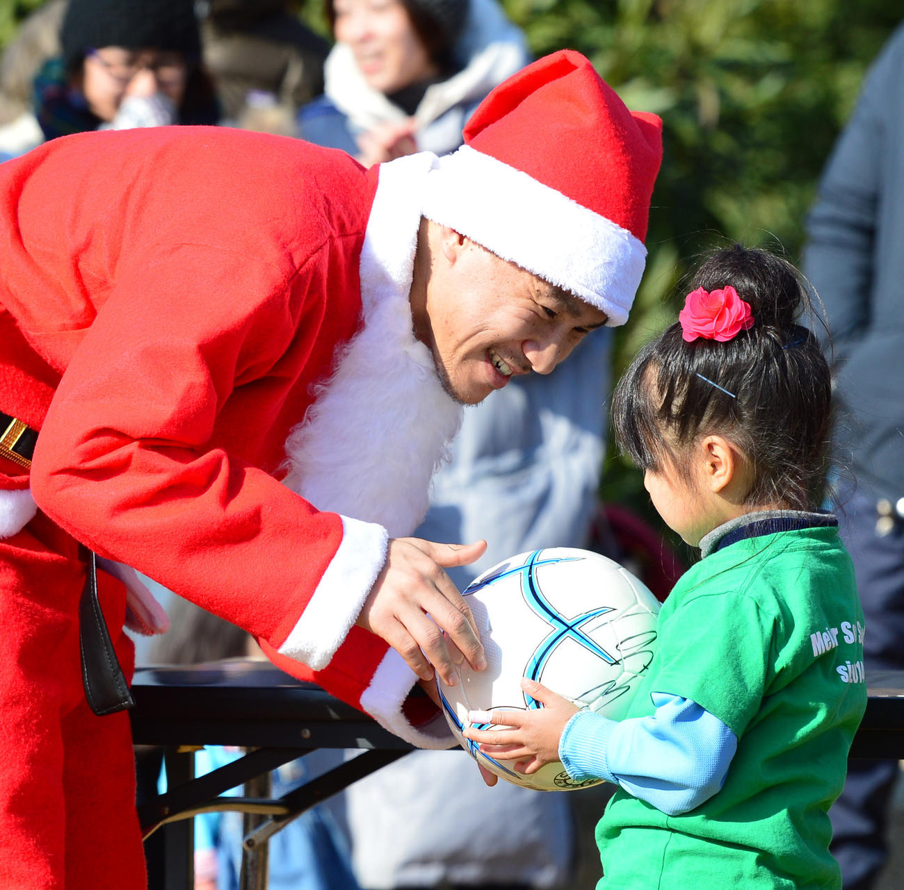 母校滝川二高のクリスマスイベントにサンタクロース姿で登場した日本代表FW岡崎（2014年12月23日）