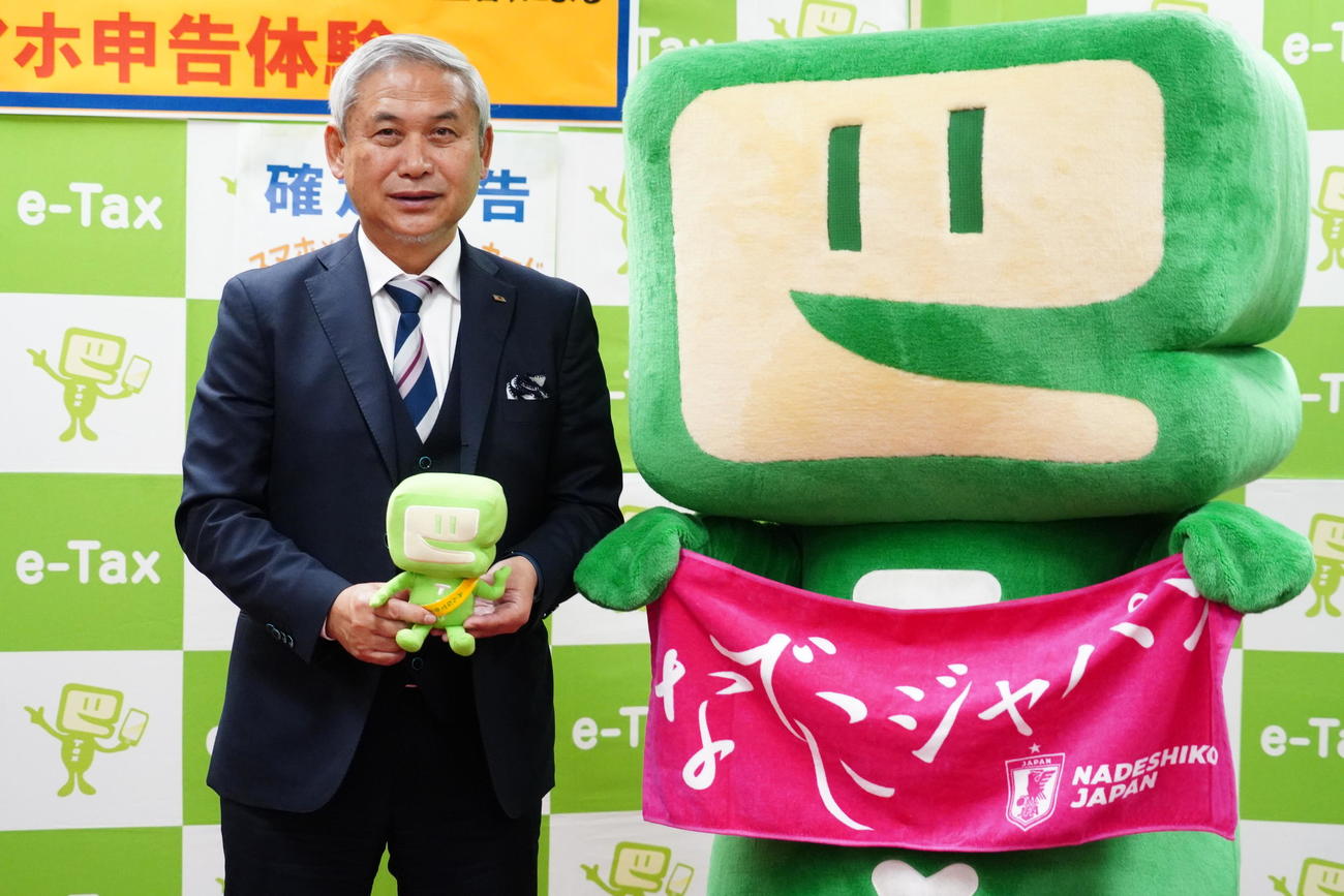 国税庁の確定申告イベントに出席した日本サッカー協会佐々木則夫女子委員長（左）とイータ君（撮影・佐藤成）