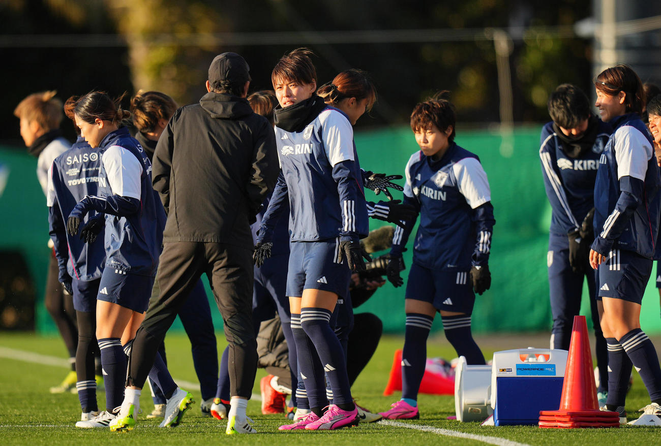 練習前、熊谷（中央）は池田監督（同左）と言葉を交わす（撮影・垰建太）