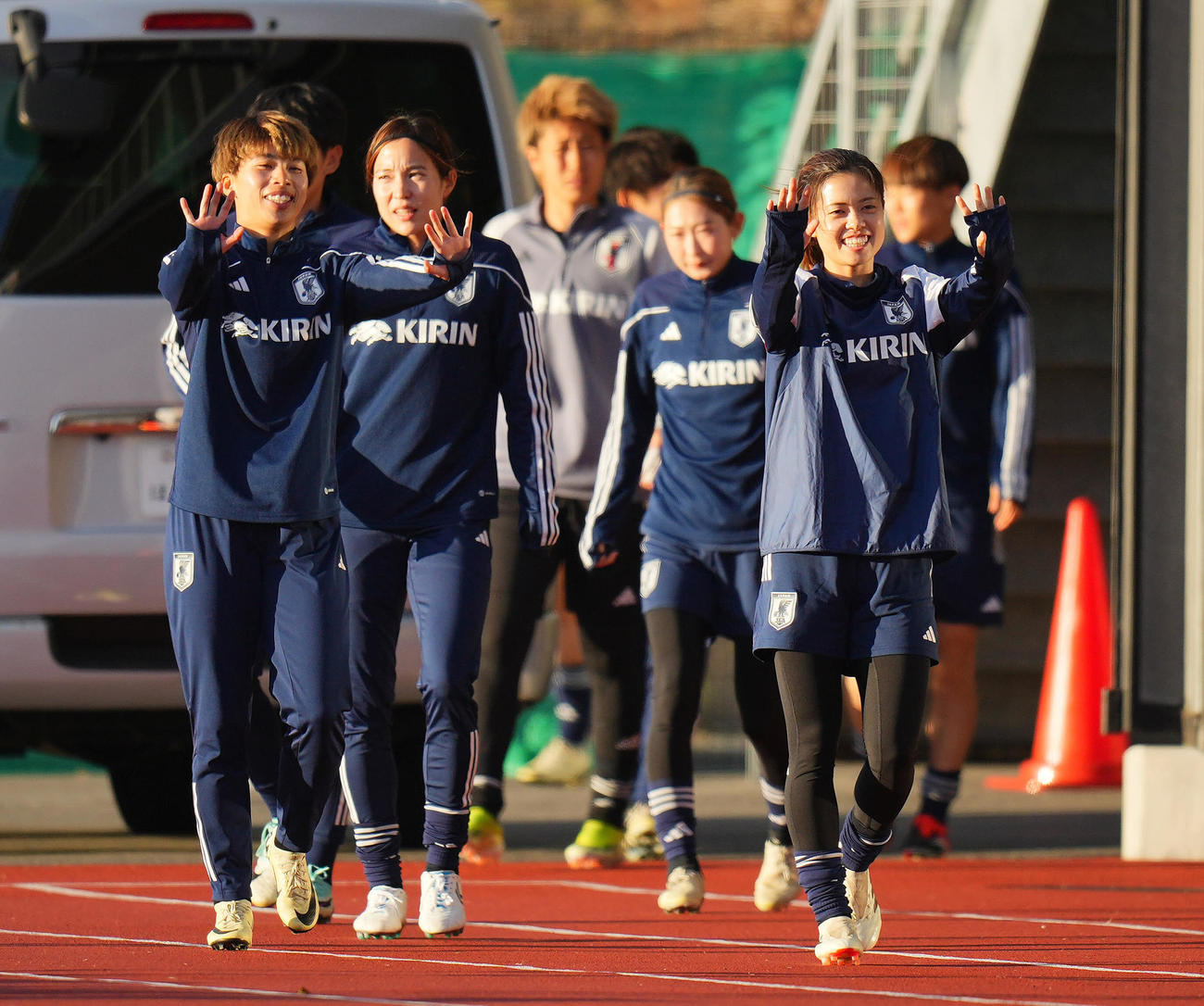 笑顔を見せながら練習のピッチへ向かう長谷川（右）、田中（左）らなでしこジャパンの選手たち（撮影・垰建太）