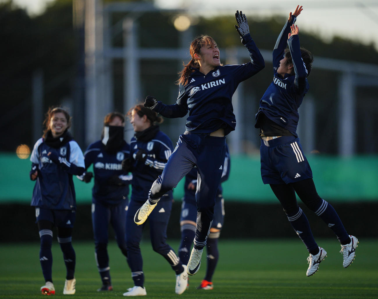 リラックスした表情でウオーミングアップを行う石川（中央）らなでしこジャパンの選手たち（撮影・垰建太）