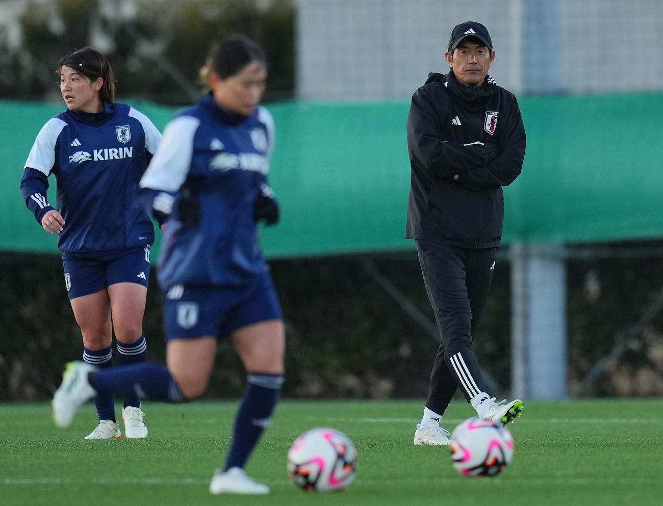 選手たちの練習を見つめる池田監督（右）（撮影・垰建太）