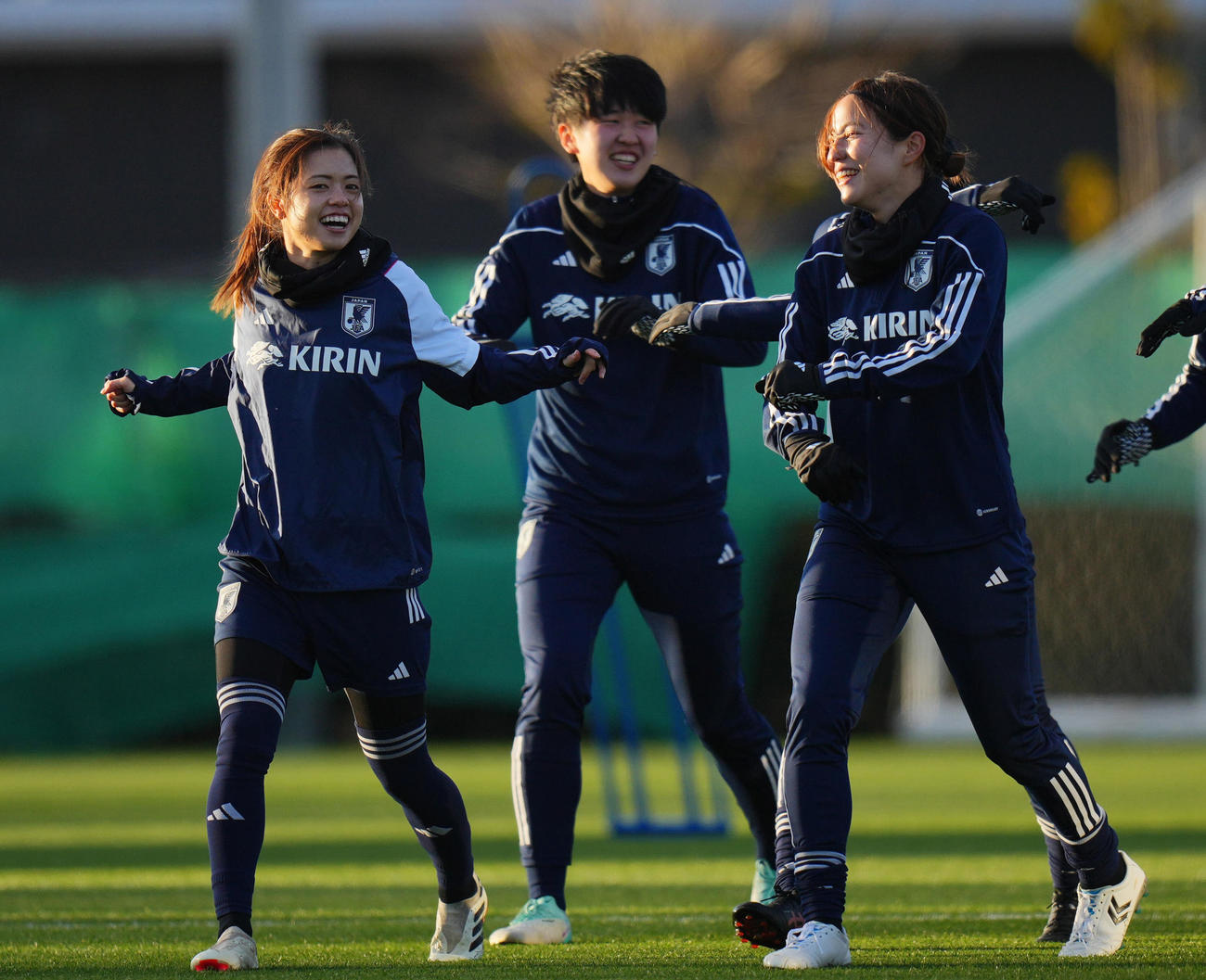 リラックスした表情でウオーミングアップを行う長谷川（左）、古賀（中央）、北川（撮影・垰建太）