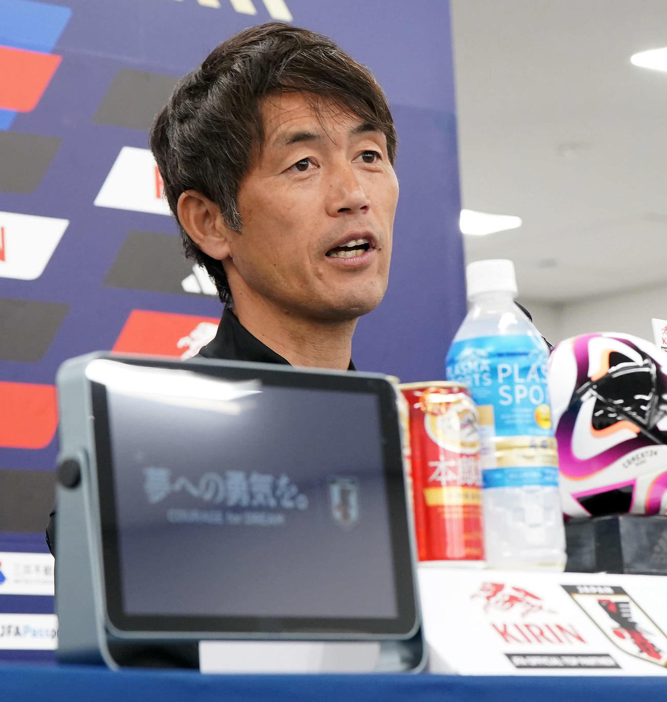 前日会見で記者の質問に答えるなでしこジャパンの池田監督（撮影・たえ見朱実）