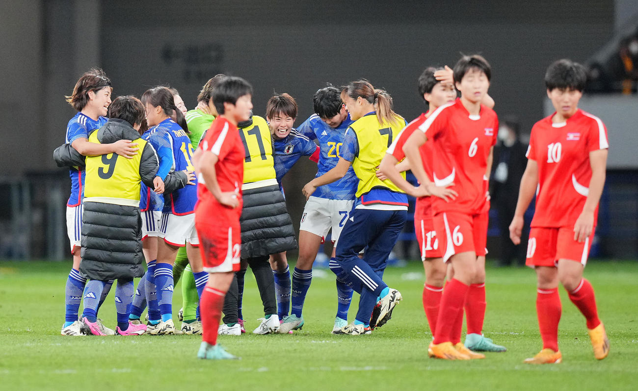 日本対北朝鮮　北朝鮮を破りパリ五輪出場を決め喜ぶ日本の選手たち（撮影・垰建太）