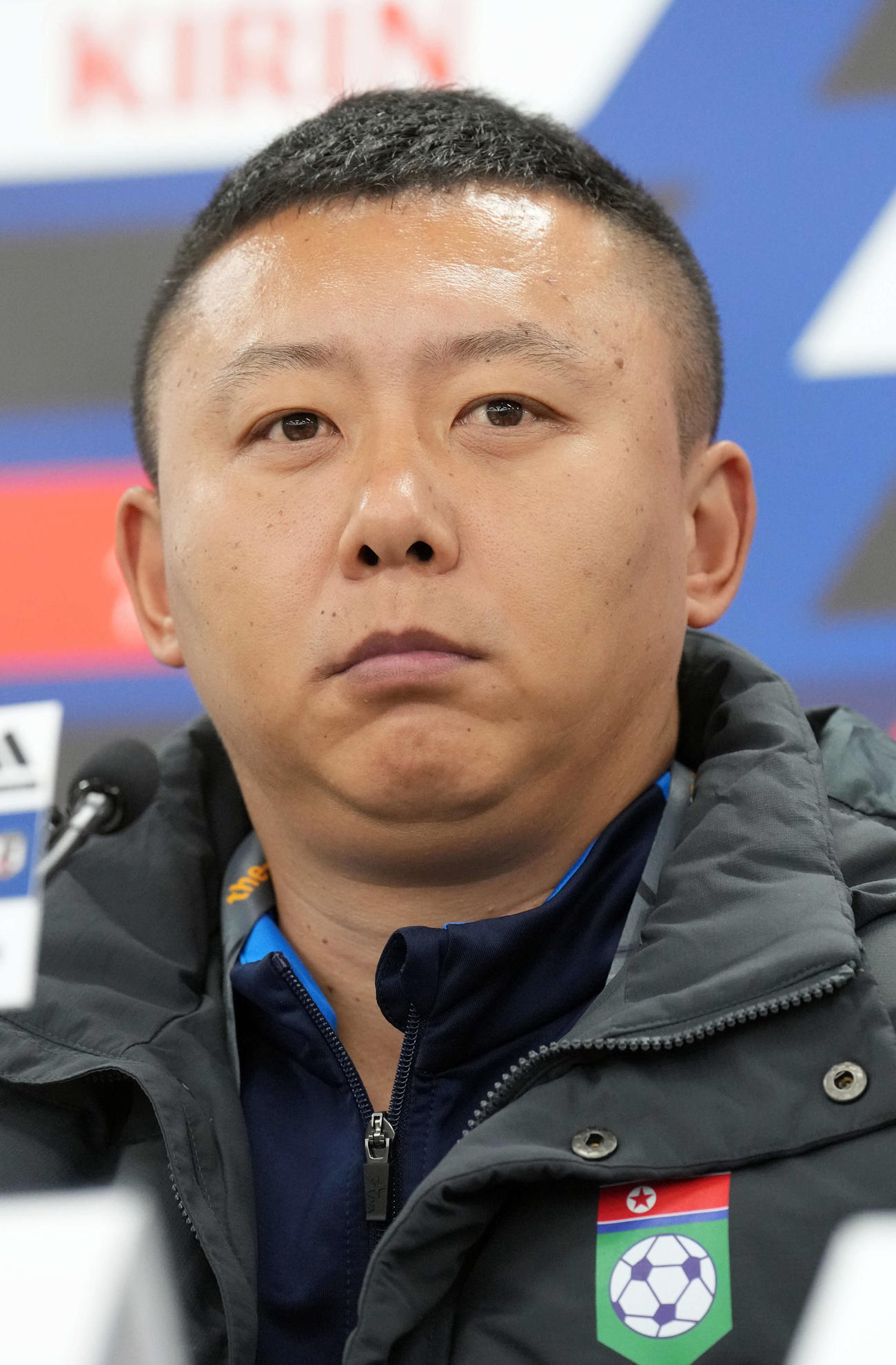 日本戦を前に会見で記者の質問に答える北朝鮮のリ・ユイル監督（撮影・たえ見朱実）