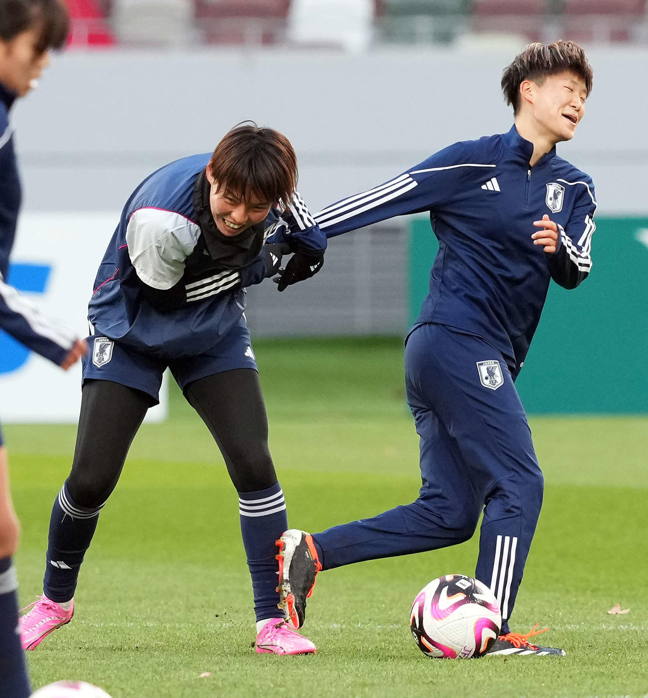 公式練習でボールを奪い合う熊谷（左）と藤野（撮影・たえ見朱実）