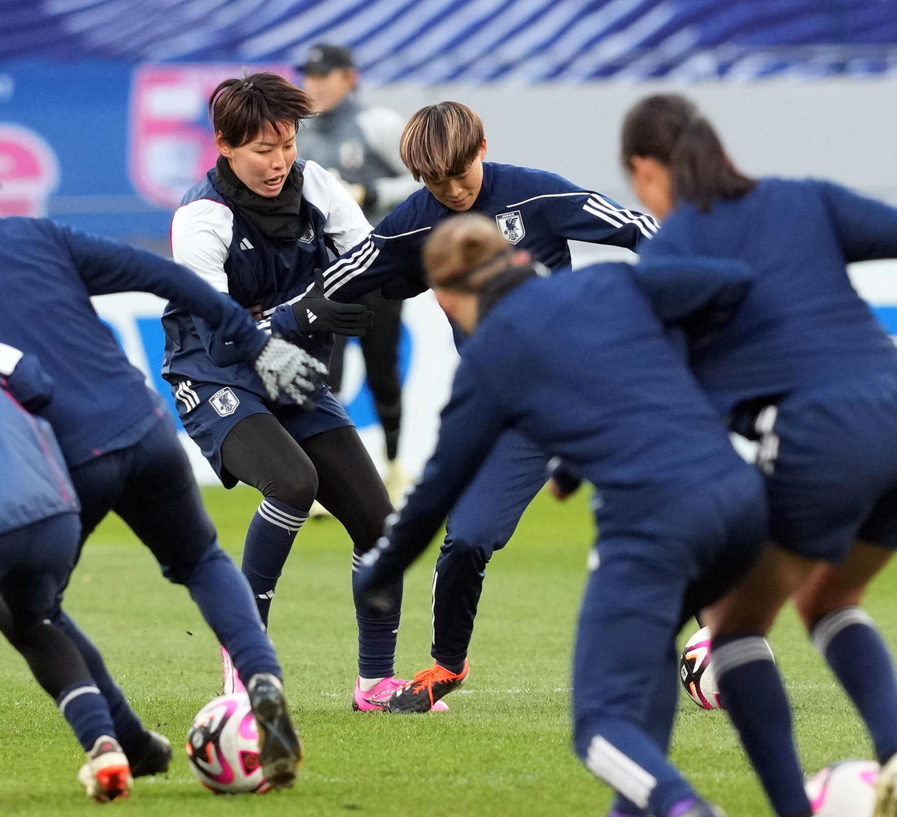 公式練習でボールを奪い合う熊谷（左）と藤野（撮影・たえ見朱実）