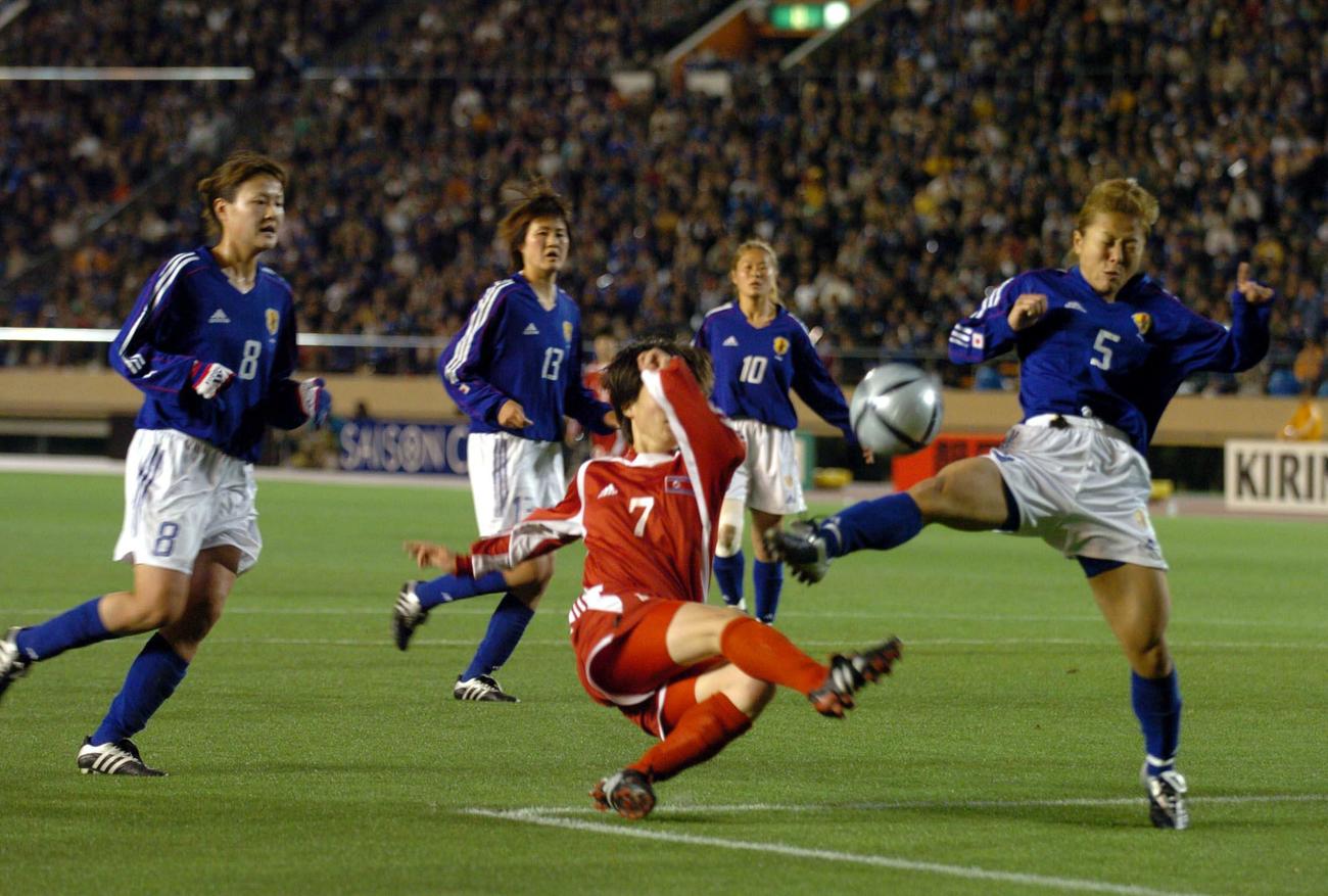 2004年4月24日のアテネ五輪アジア予選準決勝の北朝鮮戦の後半16分、リ・クムスクのシュートを阻む日本の川上直子らDF陣