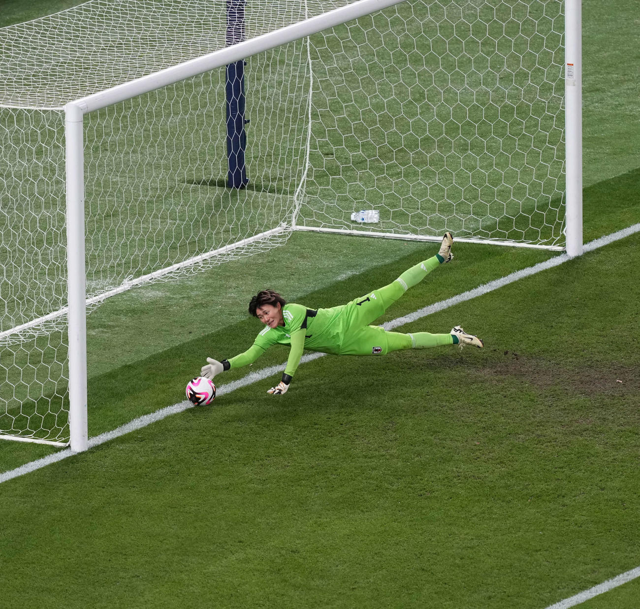 日本対北朝鮮　前半、チェ・クムオクのゴールを防ぐGK山下（撮影・井上学）