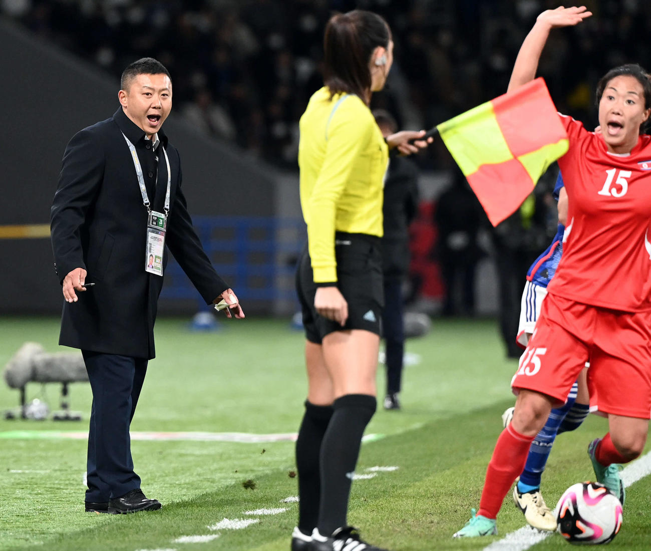 日本対北朝鮮　前半、選手に指示を出す北朝鮮のリ・ユイル監督（撮影・たえ見朱実）
