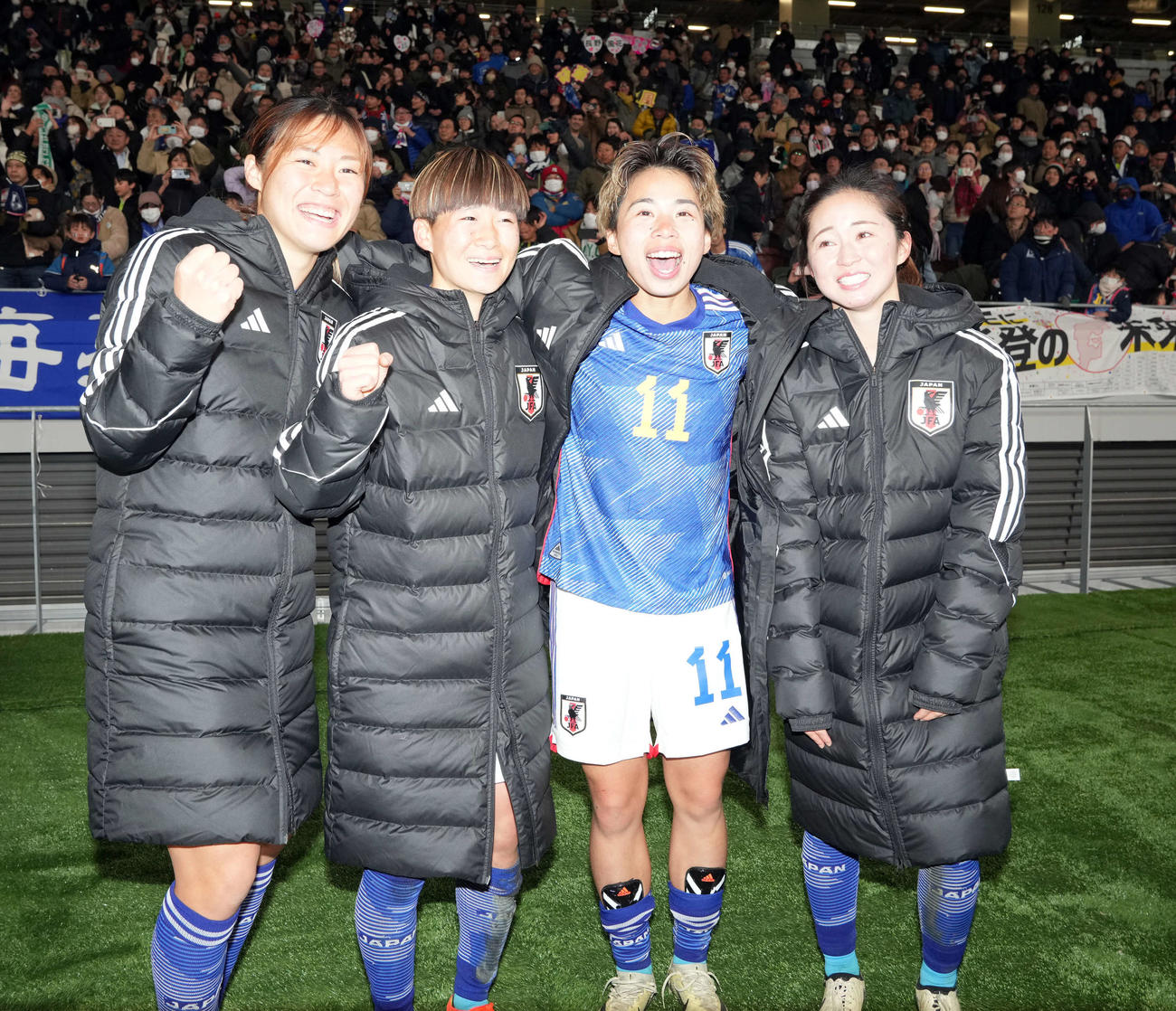 日本対北朝鮮　パリ五輪出場を決め喜ぶ、左から石川、藤野、田中美、清水（撮影・たえ見朱実）