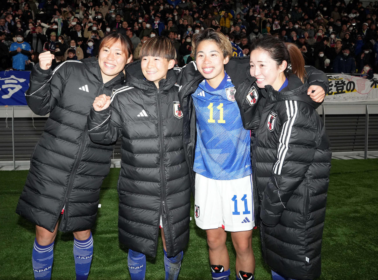日本対北朝鮮　パリ五輪出場を決め喜ぶ、左から石川、藤野、田中美、清水（撮影・たえ見朱実）