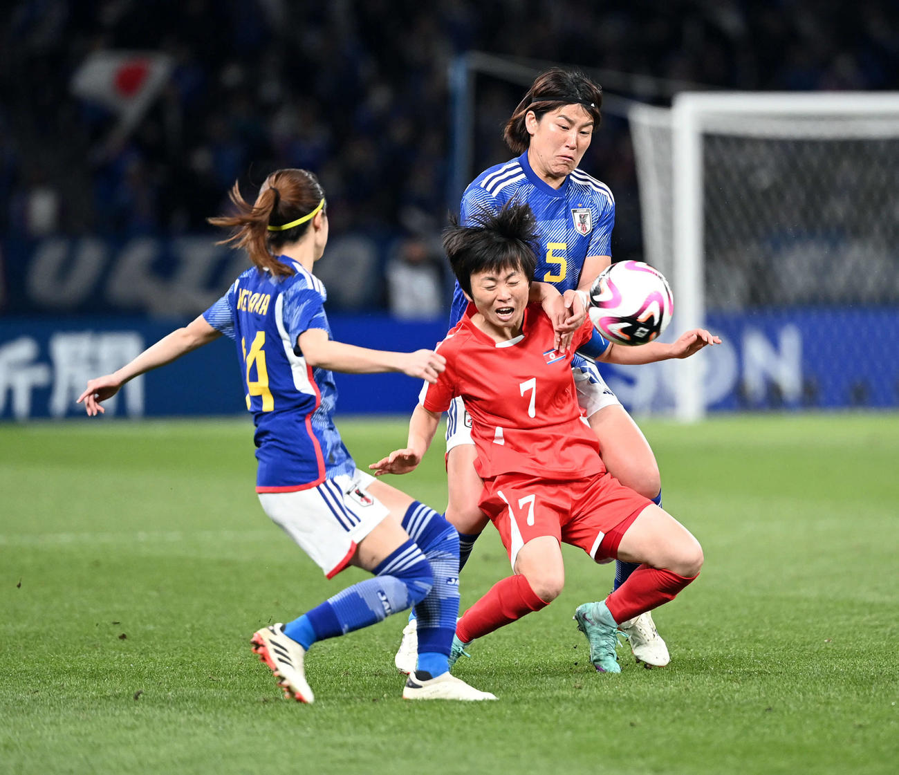 日本対北朝鮮　前半、北朝鮮スン・ヒャンシムのマークに付く日本高橋はな（撮影・たえ見朱実）