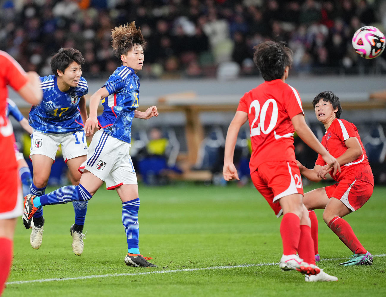 日本対北朝鮮　後半、クロスにヘディングで合わせゴールを決める藤野（左から2人目）（撮影・垰建太）