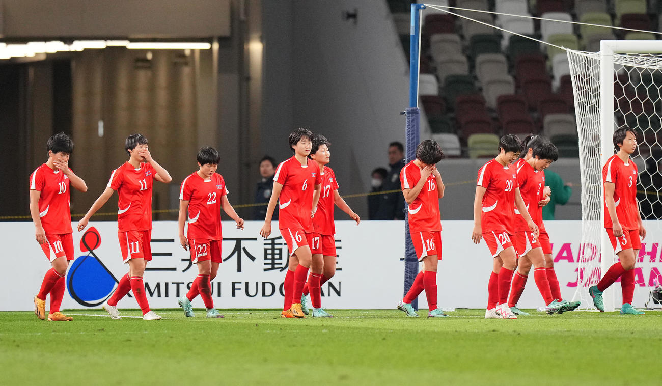 日本対北朝鮮　日本に敗れパリ五輪出場を逃し涙する北朝鮮の選手たち（撮影・垰建太）