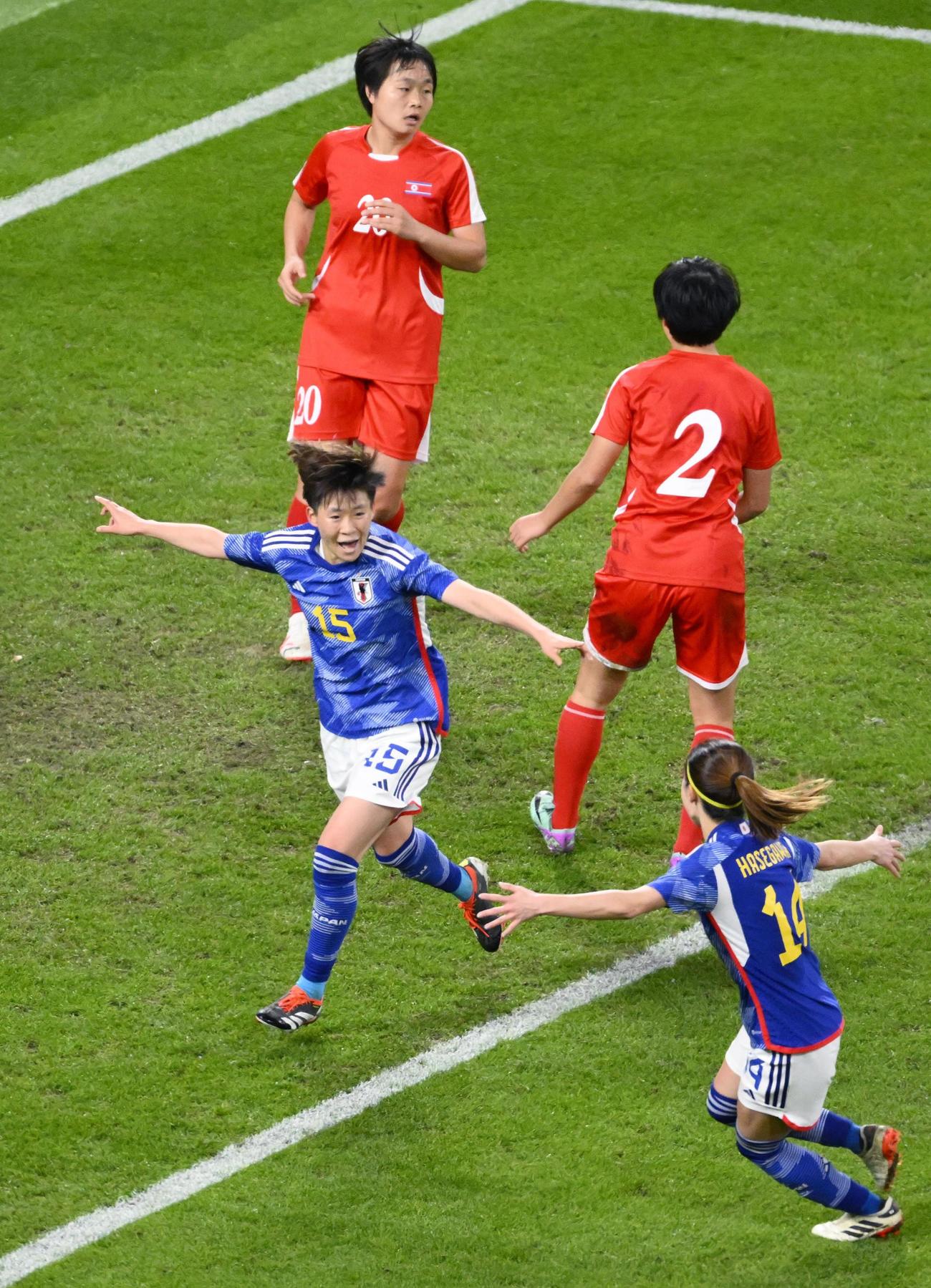 後半、チーム2点目のゴールを決め、駆け出す藤野あおば（左下）（共同）