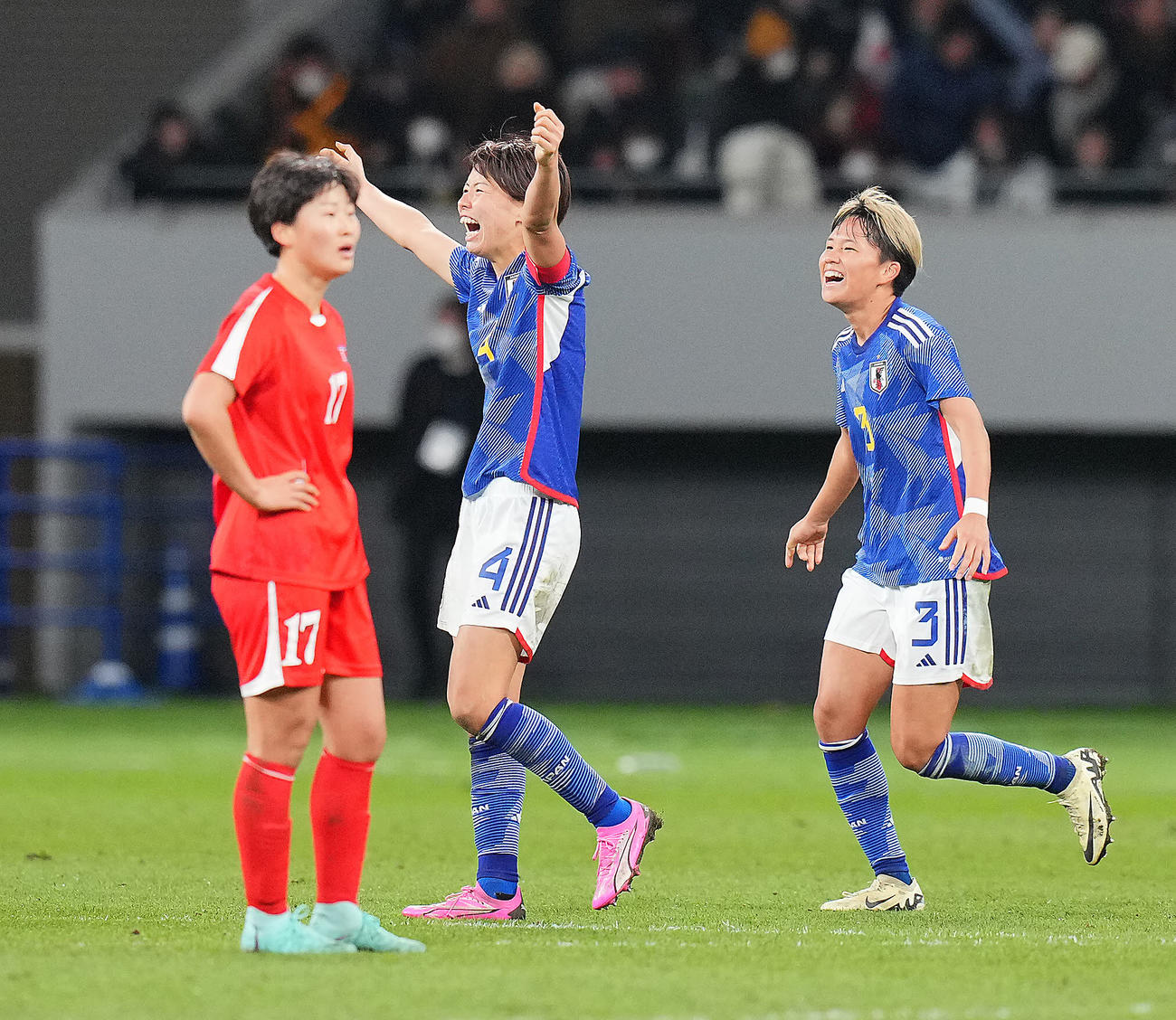 日本対北朝鮮　北朝鮮を破りパリ五輪出場を決め喜ぶ熊谷（中央）、南（右）（撮影・垰建太）