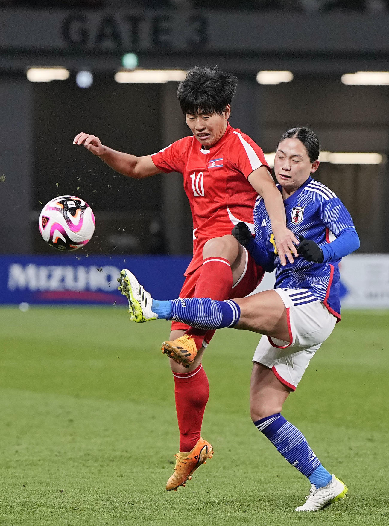 前半、競り合う長野（右）（共同）