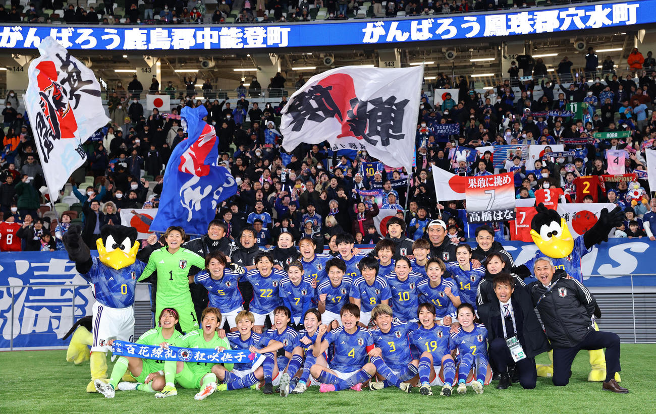 日本対北朝鮮　北朝鮮を破りパリ五輪出場を決め、サポーターを背に喜ぶなでしこジャパンの選手たち（撮影・垰建太）