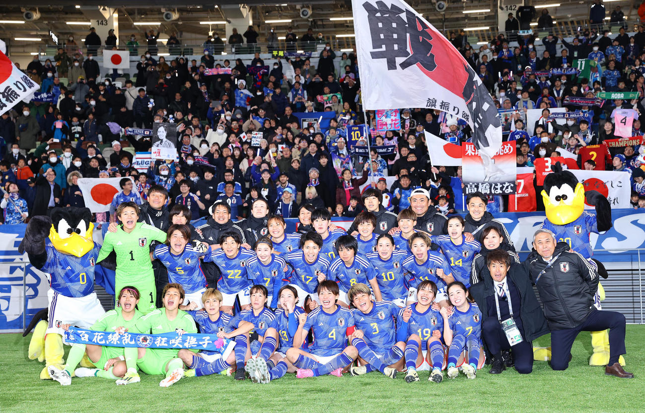 日本対北朝鮮　北朝鮮を破りパリ五輪出場を決め、サポーターを背に喜ぶなでしこジャパンの選手たち（撮影・垰建太）