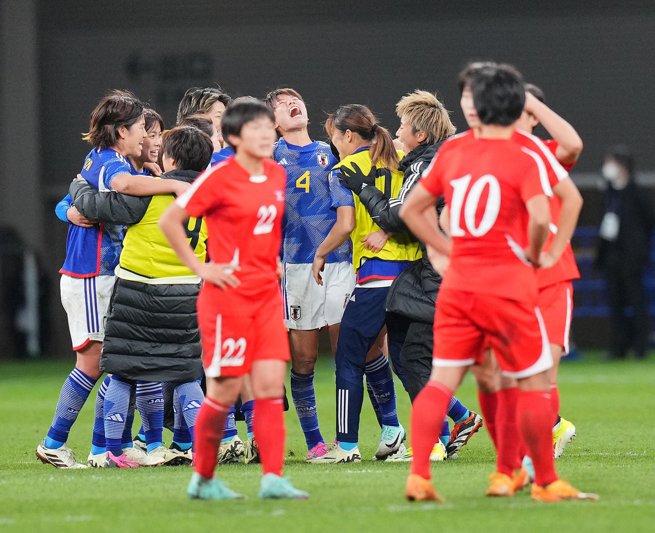 日本対北朝鮮　北朝鮮を破りパリ五輪出場を決め喜ぶ日本の選手たち（撮影・垰建太）