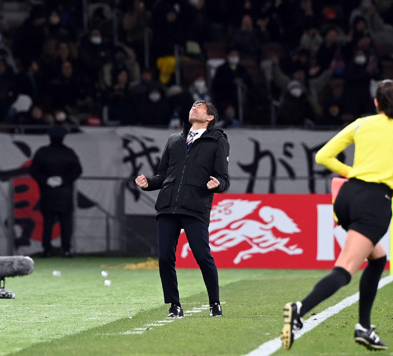 日本対北朝鮮　パリ五輪の出場を決めガッツポーズする日本池田監督（撮影・たえ見朱実）