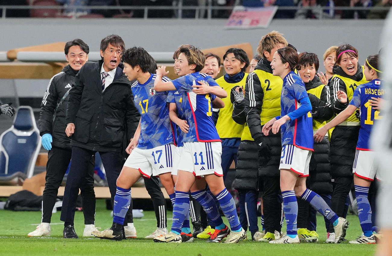 日本対北朝鮮　後半、藤野のゴールで盛り上がる池田監督（左から2人目）ら（撮影・垰建太）
