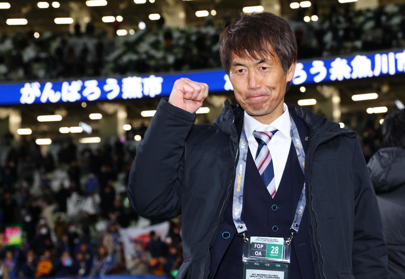 日本対北朝鮮　北朝鮮を破りパリ五輪出場を決めポーズを決める池田監督（撮影・垰建太）