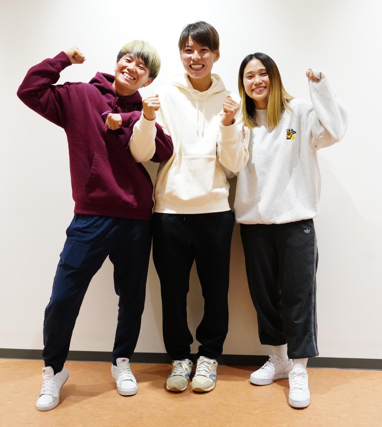 パリ五輪アジア最終予選北朝鮮戦から一夜明けて取材に応じた、左からサッカー女子日本代表の南、熊谷主将、長野（撮影・佐藤成）