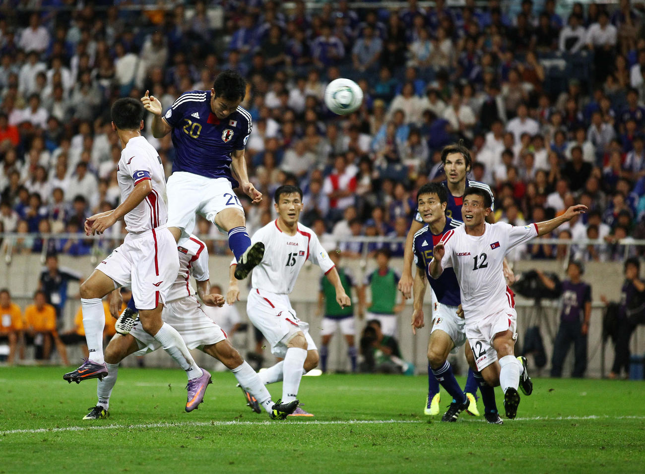2011年9月2日のW杯アジア3次予選でホームの北朝鮮戦で決勝ゴールを決めた吉田麻也（左から2人目）