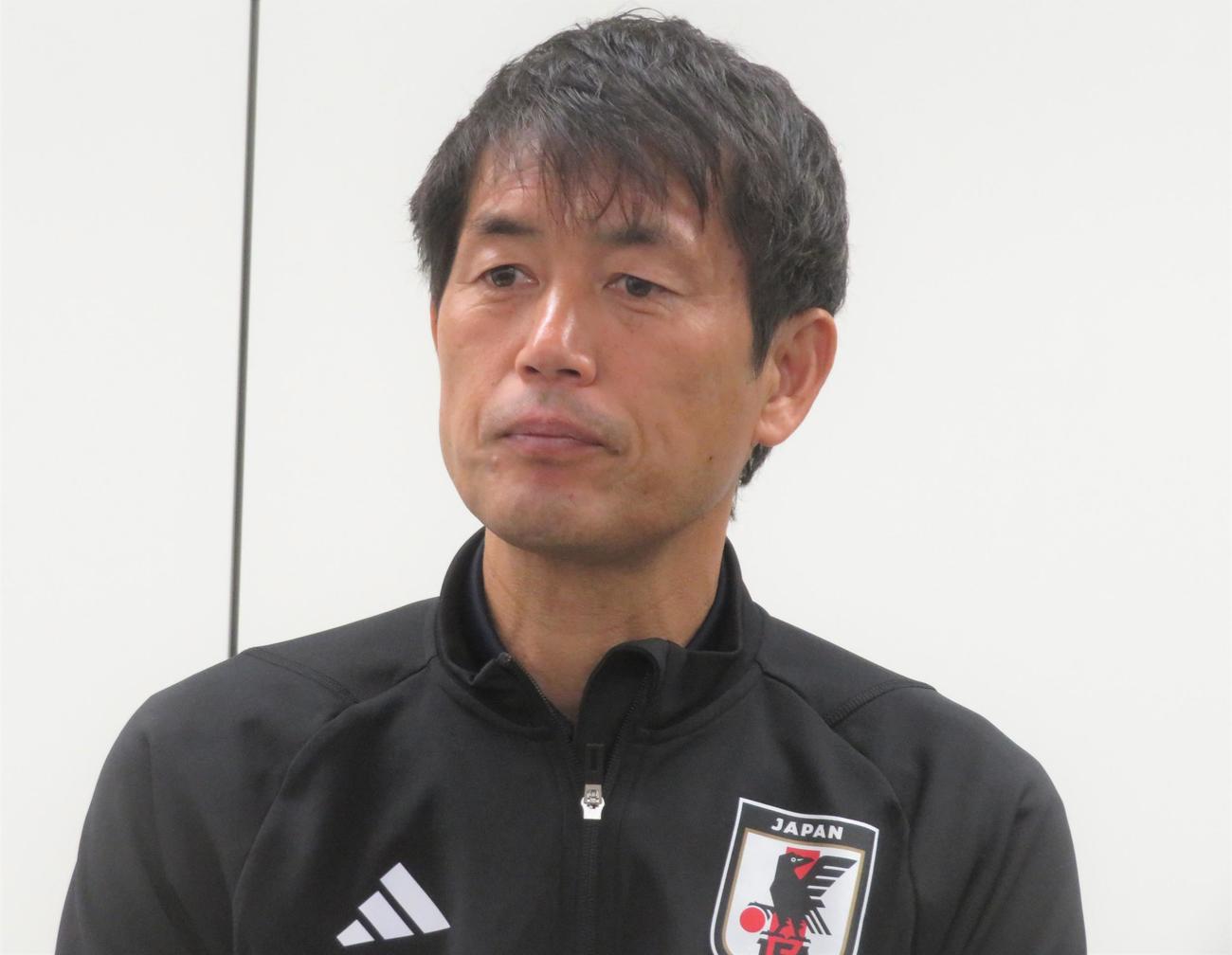 取材に応じるサッカー女子日本代表池田太監督（撮影・佐藤成）