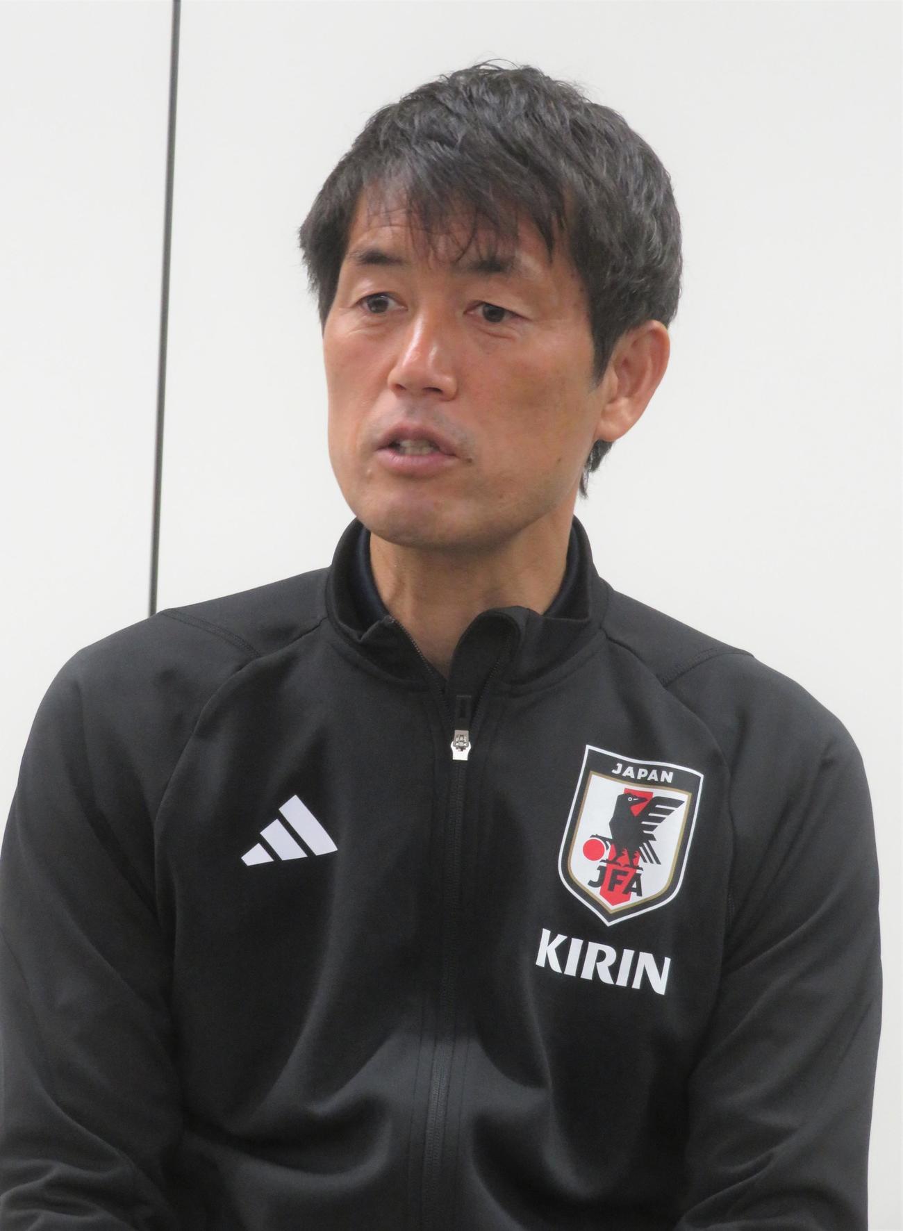 取材に応じるサッカー女子日本代表池田太監督（撮影・佐藤成）