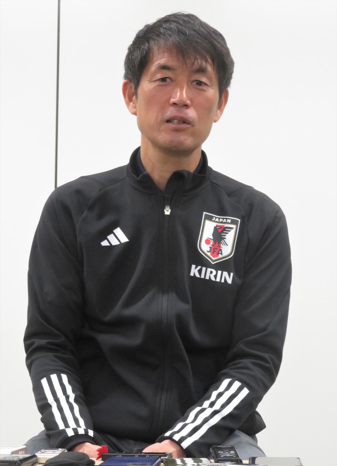 取材に応じるサッカー女子日本代表池田太監督（撮影・佐藤成）