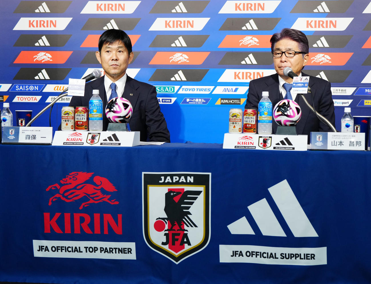 サッカー日本代表メンバー発表記者会見に臨む森保監督（左）と山本ナショナルチームダイレクター（撮影・江口和貴）