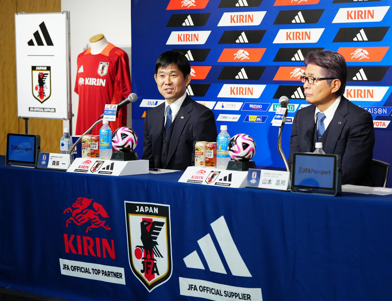 サッカー日本代表メンバー発表記者会見に臨む森保監督（左）と山本ナショナルチームダイレクター（撮影・江口和貴）