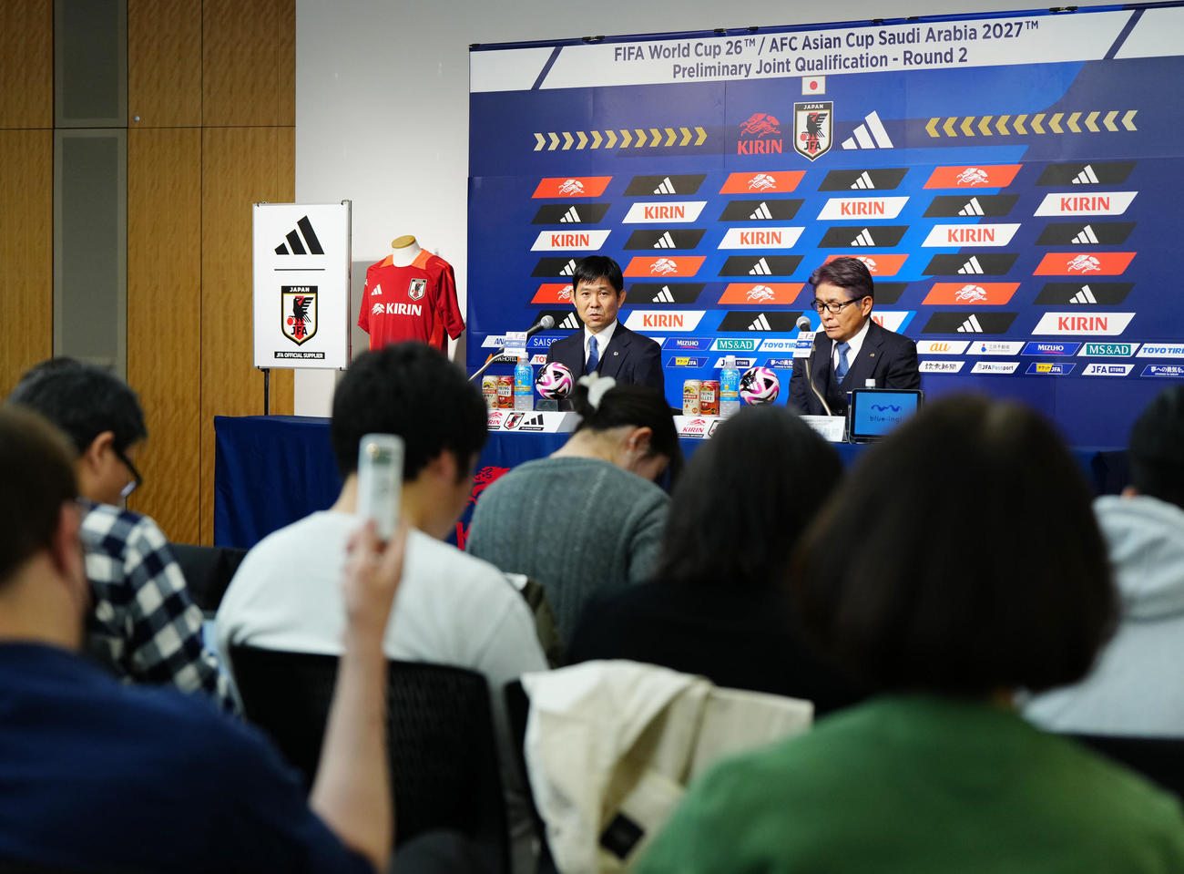 サッカー日本代表メンバー発表記者会見に臨む森保監督（後方左）と山本ナショナルチームダイレクター（撮影・江口和貴）