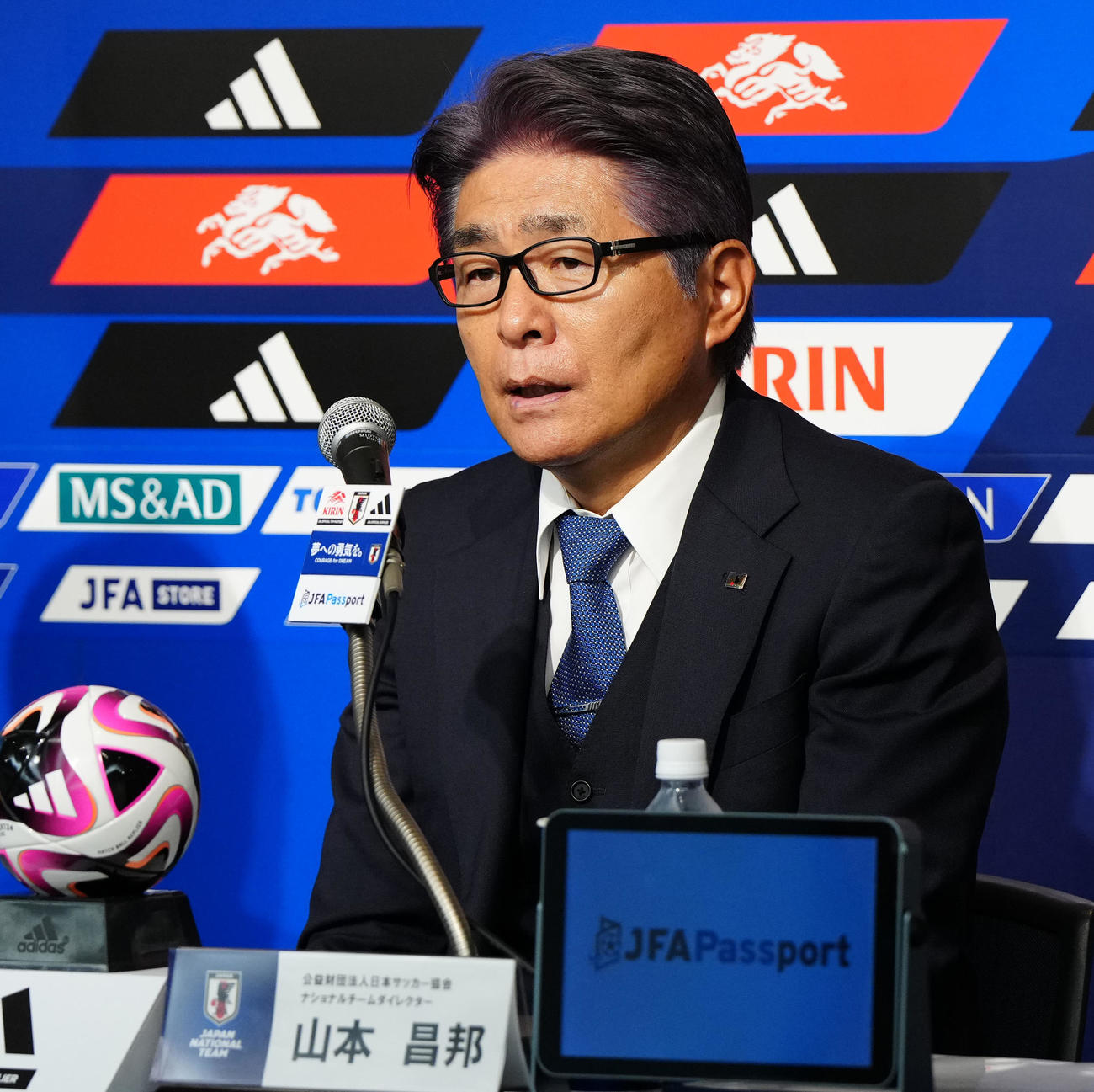 サッカー日本代表メンバー発表記者会見に臨む山本ナショナルチームダイレクター（撮影・江口和貴）
