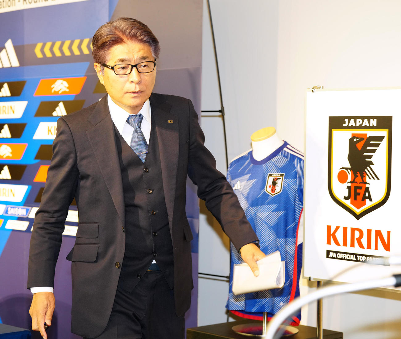サッカー日本代表メンバー発表記者会見を終え引き揚げる山本ナショナルチームダイレクター（撮影・江口和貴）